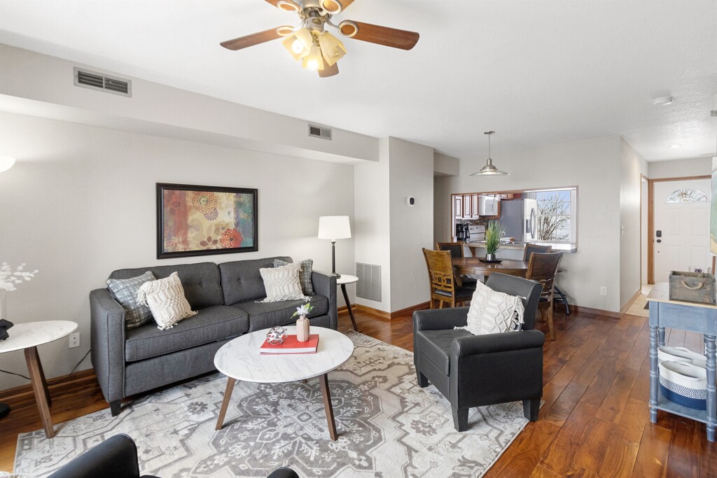 c0f770f651cb45ee8576b3556919de2c LargeOriginal.jpg